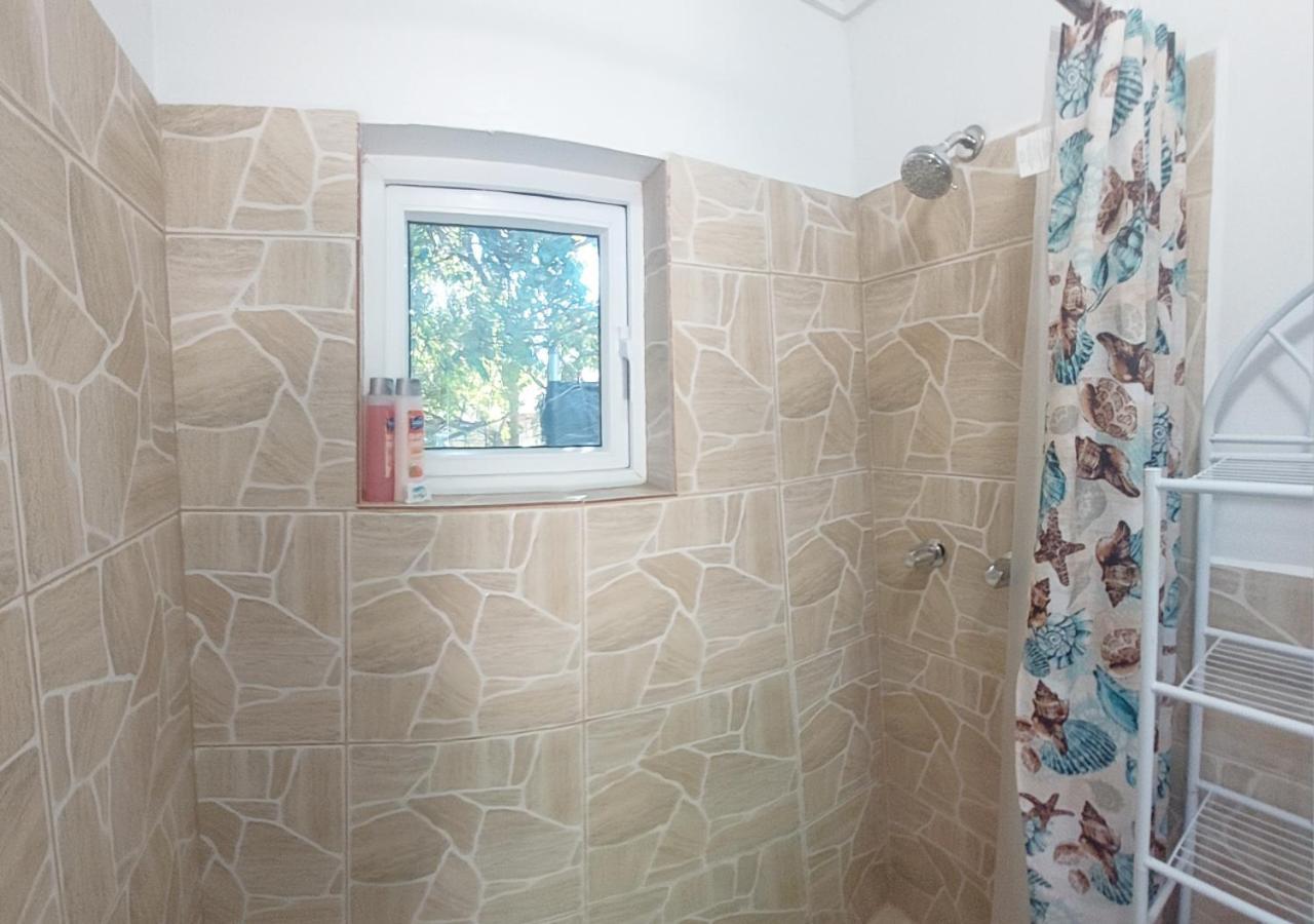 Budget & Basic In Local Neighborhood, 7Min Drive To Downtown Nassau Beach Paradise Leilighet Eksteriør bilde